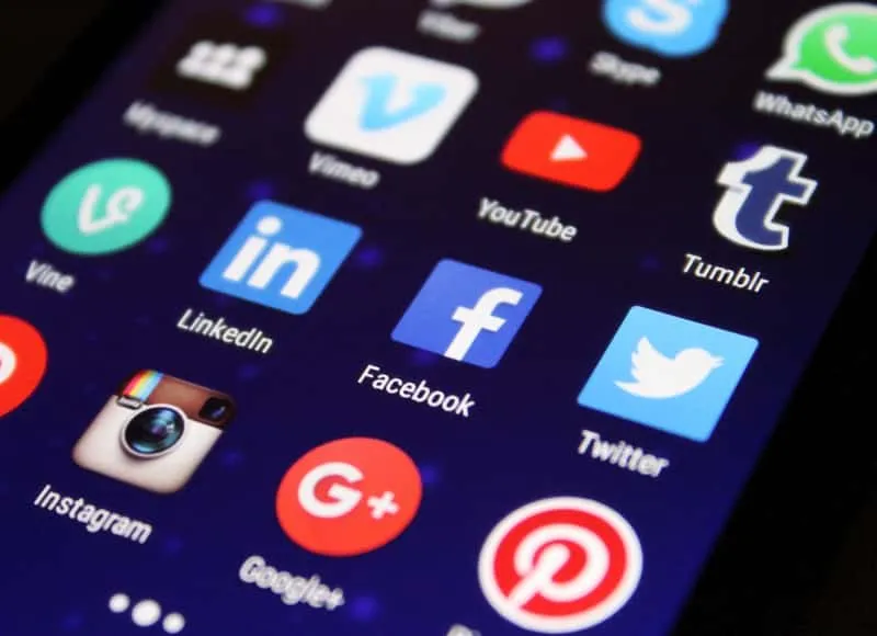 Tela de celular mostrando aplicativos que se beneficiariam do uso da nova media query prefers-reduced-data.